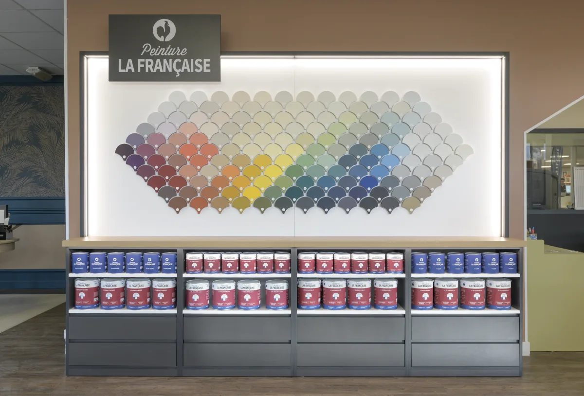 Meuble nuancier Peinture La Française présentant les couleurs peintes à la main